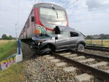 Wypadek na przejeździe kolejowym w Warmątowicach. Kierowca osobówki zderzył się z pociągiem. Mężczyzna nie żyje