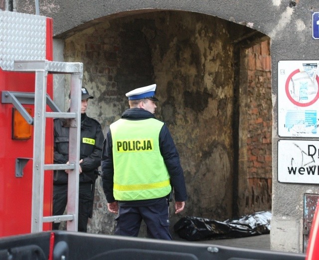 Policjanci i strażacy na miejscu wtorkowego pożaru.