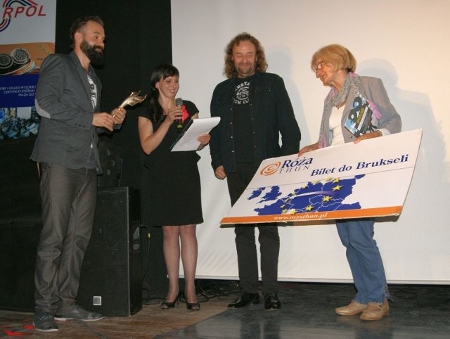 Pierwszą nagrodę konkursu w imieniu Magdaleny Skowrońskiej odebrała jej babcia. Ze statuetką Marcin Bondarowicz, obok Marta Blicharz i Tomasz Kordeusz.