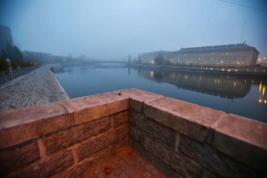 Tak dziś o świcie wyglądał Wrocław we mgle [ZDJĘCIA]