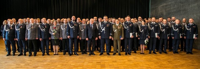 Aż 77 spośród małopolskich funkcjonariuszy awansowało w tym 11 oficerów starszych Policji,  5 oficerów młodszych policji, 33 policjantów z korpusu aspirantów a 28 z korpusu podoficerów Policji.