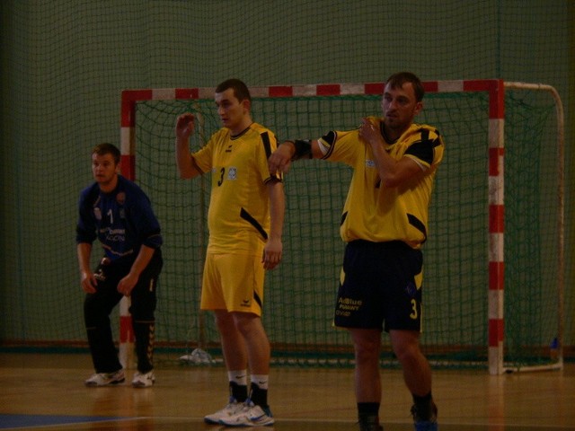Maciej Sieczkowski (z prawej) w meczu z AZS Łódź zdobył dwie bramki.