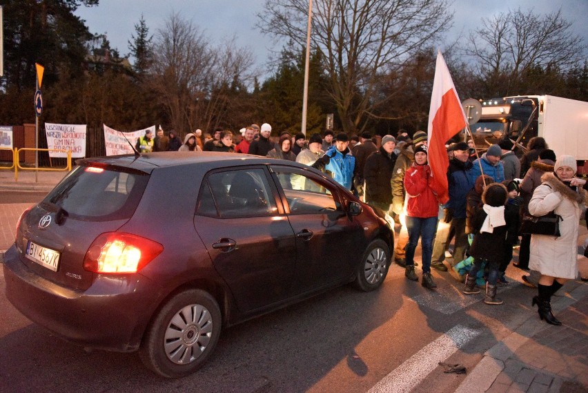 Protesty na rondzie w Grabówce utrudniały ruch pojazdów w...