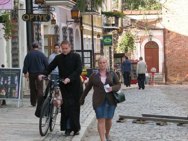 O tym, czy Artur Żmijewski, filmowy "Ojciec Mateusz&#8221; w towarzystwie swojej gospodyni Natalii (Kingi Preis) pojawi się na rowerze, na Placu Bartosza Głowackiego w Tarnobrzegu zdecydują kolejne rozmowy z producentami filmu