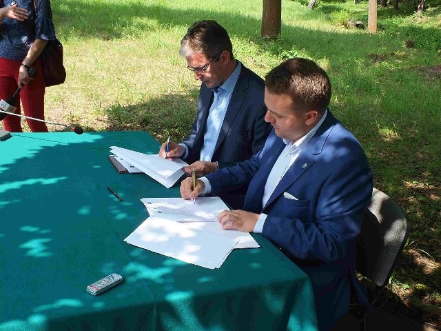 Marszałek województwa Adam Jarubas i prezydent Starachowic Marek Materek podpisują umowę wstępną w Parku Miejskim w Starachowicach.