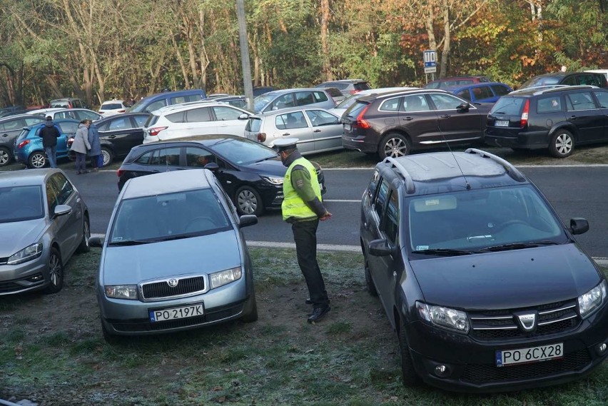 Od rana najtłoczniej jest w okolicach cmentarzy na Junikowie...