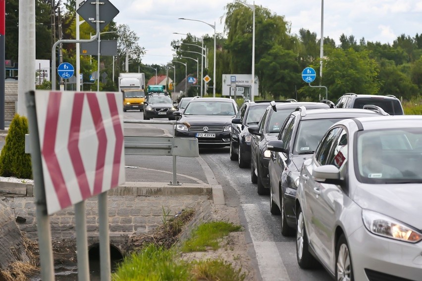 Ogromne korki na wjeździe do Wrocławia. To przez remont przejazdu