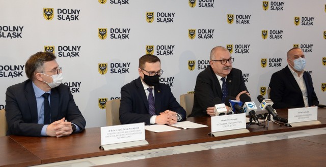 W konferencji prasowej uczestniczyli: marszałek województwa Cezary Przybylski, wicemarszałek Marcin Krzyżanowski oraz dr hab. n. med. Adam Maciejczyk, Dyrektor Dolnośląskiego Centrum Onkologii i Paweł Zawadzki, Pełnomocnik ds. Rozwoju DCO.