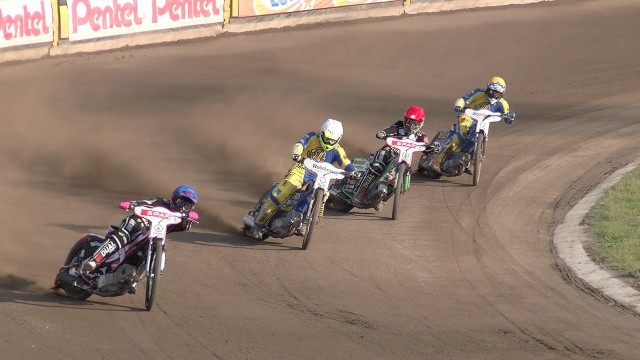 W pierwszym meczu obu drużyn, który rozegrano 1 czerwca, SPAR Falubaz Zielona Góra pokonał na własnym torzeStal Gorzów 50:40.