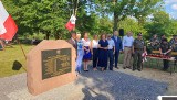 W Miłkowskiej Karczmie w gminie Kunów odsłonięto pomnik ofiar niemieckiej zbrodni. Pamięć o tym pozostaje żywa. Zobacz zdjęcia