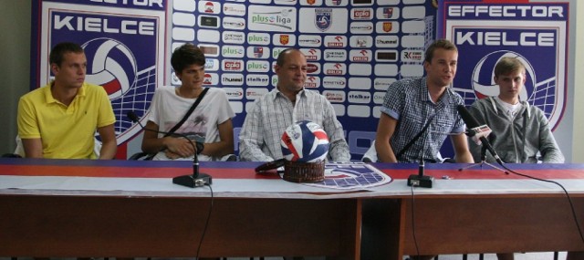 Przed poniedziałkowym treningiem prezes Effectora Jacek Sęk (w środku)  przedstawił trzech nowych siatkarzy drużyny: Piotra Adamskiego (z lewej), Nikodema Wolańskiego (drugi z lewej) i Mateusza Bieńka (z prawej). Był też Piotr Orczyk, który ma jeszcze ważny kontrakt z klubem.