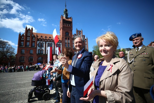 W poniedziałek (2 maja) przed południem odbyły się w Słupsku uroczystości związane z obchodami Dnia Flagi. Równo o godz. 12 na pl. Zwycięstwa, przy pomniku Żołnierza Polskiego, 7. Brygada Obrony Wybrzeża i harcerze wystawili posterunek honorowy. Odśpiewano hymn państwowy i na maszt wciągnięto biało-czerwoną flagę Polski. W uroczystościach udział wzięli przedstawiciele słupskiej władzy. Swój program artystyczny przygotowały dzieci z przedszkola nr 2 i nr 6 w Słupsku.