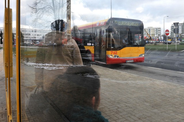 Kierowca MPK powinien pomóc osobie niepełnosprawnej wsiąść do autobusu, bo taki jest jego obowiązek.