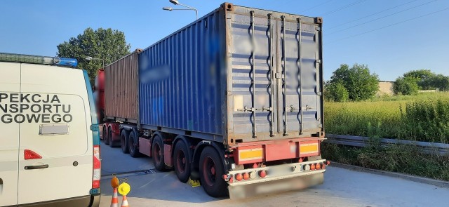 Kierowca przeładowanej ciężarówki został zatrzymany w Młodocinie Mniejszym pod Radomiem, był na finiszu podróży jechał z Gdańska właśnie do Radomia.