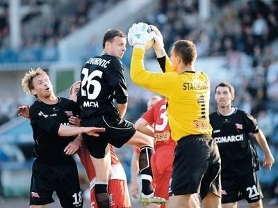 W poprzednim meczu wyjazdowym, w Zabrzu, piłkarze Cracovii (w czarnych strojach) zagrali słabo i przegrali FOT. MICHAŁ KLAG