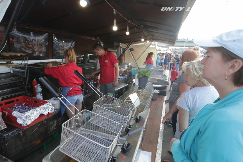 Pyszne jedzenie z różnych stron świata. Festiwal food trucków na Łasztowni [WIDEO] 