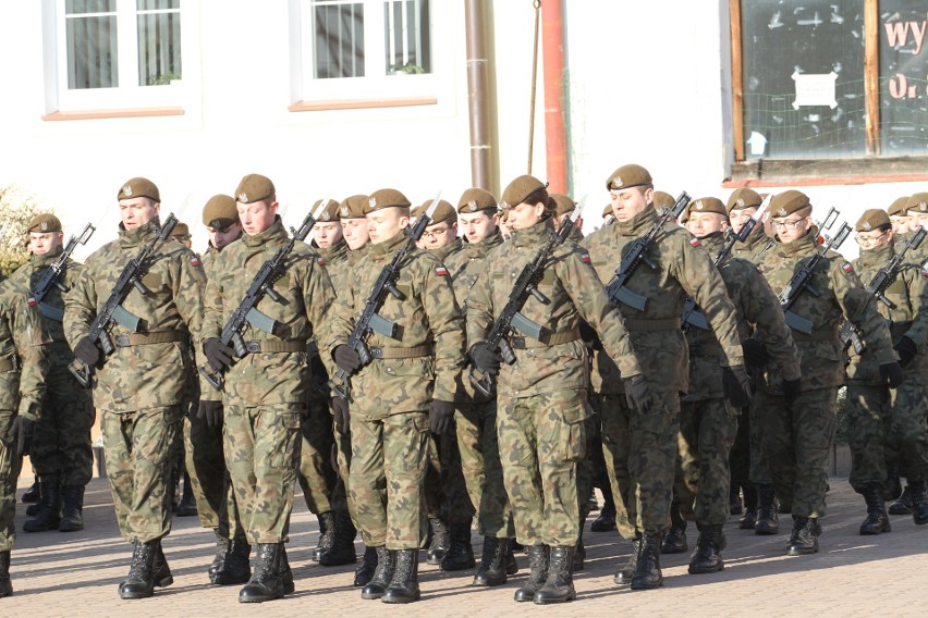 Na Placu Bartosza Głowackiego w Tarnobrzegu  „Terytorialsi” wypowiedzieli rotę przysięgi wojskowej. Było bardzo uroczyście (duzo zdjęć)