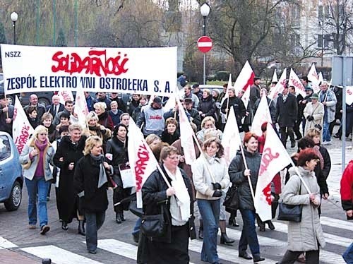 Protestujący ulicami miasta przeszli pod delegaturę Urzędu Wojewódzkiego w Ostrołęce