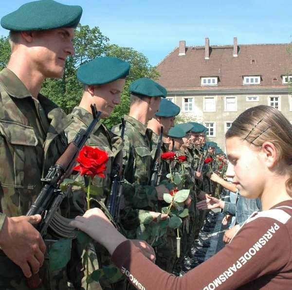 Za mundurem panny sznurem... i to z kwiatami. Gimnazjalistki z Myśliborza wręczyły żołnierzom czerwone róże. 