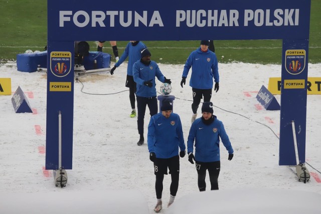 Fortuna Puchar Polski. Choć Puszcza Niepołomice jest dopiero na początku przygotowań do rundy wiosennej, a Lechia od dwóch tygodni jest w grze, to i tak zespół z Fortuna 1 Ligi wyszedł zwycięsko z tego starcia. Na Stadionie Ludowym w Sosnowcu pracował cały sztab ludzi, aby doprowadzić obiekt i murawę do użytku. Zima nie oszczędziła piłkarzy i ekipę realizacyjną. Zobacz zdjęcia z meczu Puszcza - Lechia!