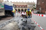 Kraków. Na płycie Rynku pojawiły się wybrzuszenia... przez upały [ZDJĘCIA]