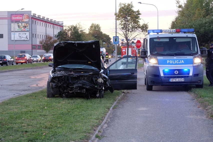 Kilka radiowozów ścigało audi 80 ulicą Składową od strony...