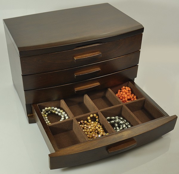 Drewniane pudełkoW stylowym drewnianym pudełku zmieści się cała twoja biżuteria.