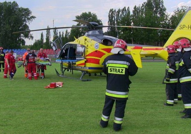 Mężczyzna, który skoczył do wody na główkę, został przetransportowany do szpitala helikopterem.