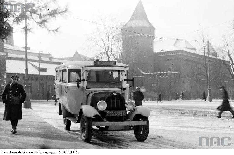 Autobus w pobliżu Barbakanu, rok 1932.