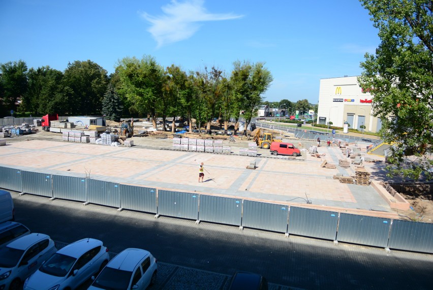 Na placu Jagiellońskim w Radomiu obecnie trwają prace nad...