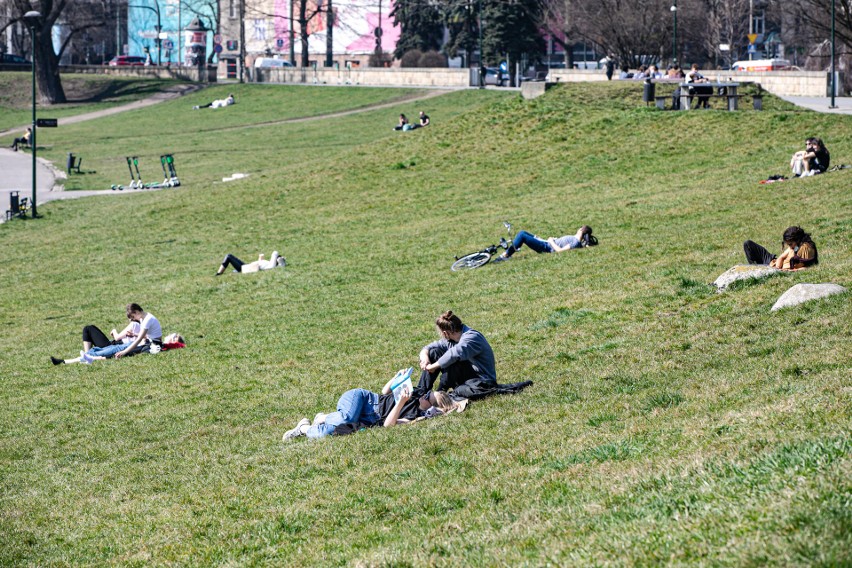 Krakowianie i krakowianki korzystają na bulwarach wiślanych...