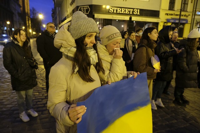 Dzisiaj (3.03) w Toruniu. pod pomnikiem Kopernika, odbyła się manifestacja pod hasłem "Nigdy więcej wojny". Wychodzimy na ulice miast, miasteczek i miejscowości na całym świecie, aby okazać naszą solidarność z Ukrainą, z osobami, których dom stał się polem bitwy i nierównej walki - mówili organizatorzy z Młodzieżowego Strajku Klimatycznego. Czytaj też:Toruń zerwał współpracę z KaliningrademStrażacy z Kamionek przekazali Ukrainie wóz strażacki