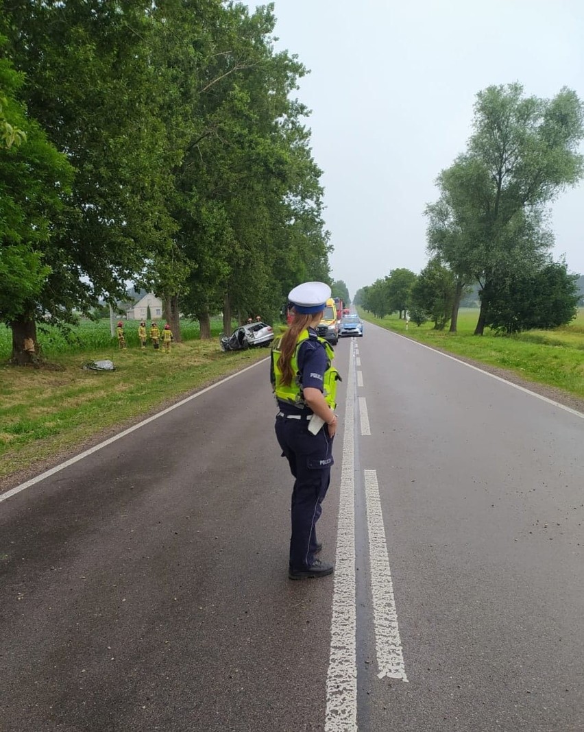 Dziękonie. Seat na łuku wypadł z drogi. Trzy osoby w szpitalu