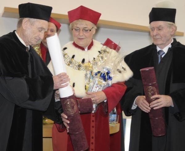 Rektor UO Krystyna Czaja, Wiesław Myśliwski oraz Henryk Samsonowicz.