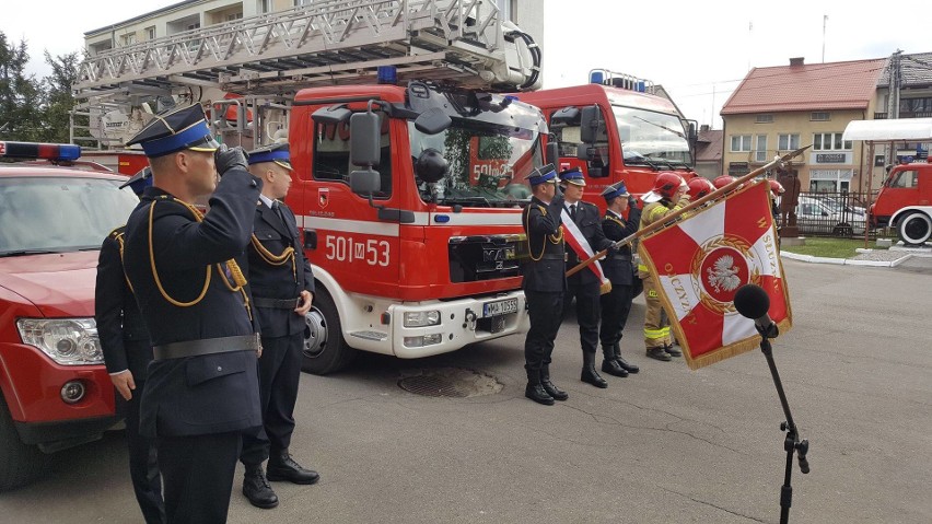 Maków Maz.: Uroczysty apel podczas zmiany służbowej w Komendzie Powiatowej Państwowej Straży Pożarnej z okazji Dnia Flagi