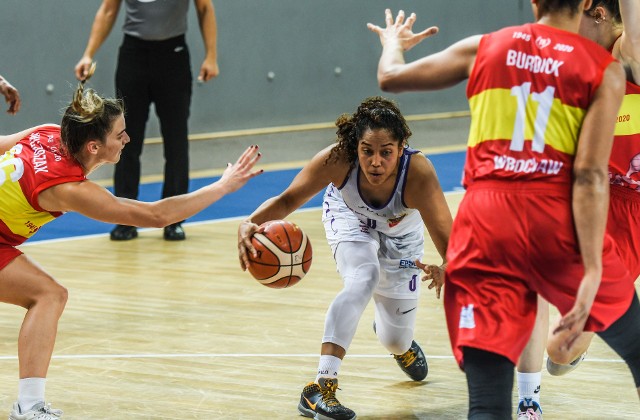 Rozgrywająca Artego Brianna Kiesel zdobyła 19 punktów i miała oraz 7 asyst i 4 zbiórki. Z kolei skrzydłowa Ślęzy Cierra Burdick zaliczyła 20 punktów i miała 9 zbiórek.