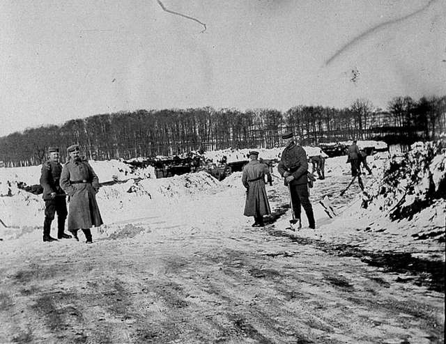 Sfotografowane zimą 1914/15 roku stanowiska 22. Baterii, które znajdowały się na terenie obecnego nowego cmentarza przy ul. Poznańskiej