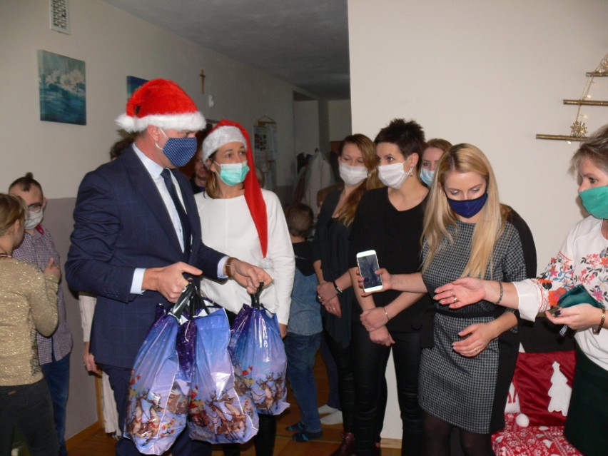 Wymarzone prezenty trafiły do podopiecznych  Domu dla Dzieci i Młodzieży w Łoniowie. Były łzy radości i wzruszenia [DUŻO ZDJĘĆ, WIDEO]