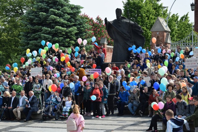 Rybnickie Dni Integracji odbywają się w mieście od kilku lat. W spotkaniu uczestniczą m.n. podopieczni szkół specjalnych, przedszkoli, warsztatów terapii zajęciowej, domów pomocy. Niepełnosprawni bawią się, podziwiają występy i cieszą się swoim towarzystwem.