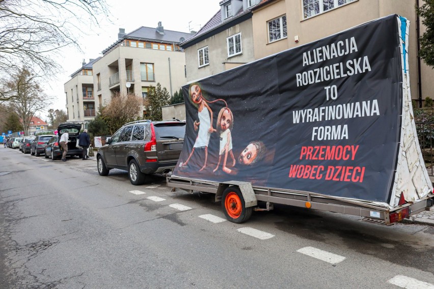 Kontrowersyjny billboard przy Jasnych Błoniach w Szczecinie. To symbol rodzinnych dramatów, a chodzi o los dziecka po rozwodzie rodziców