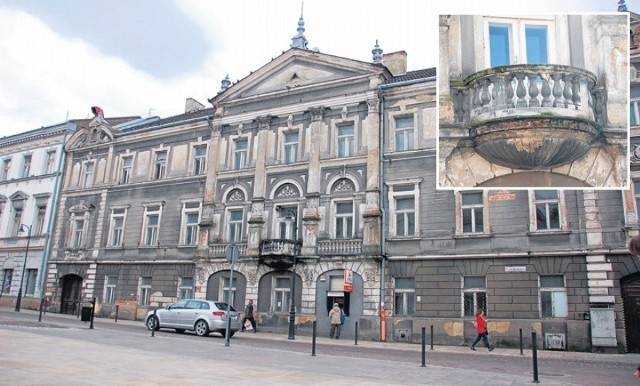 Były pałac Sanguszków przy pl. Sobieskiego. Po tym, jak 10 lat temu sprzedał go powiat, okazały budynek stoi pusty i niszczeje. Właściciel nie może porozumieć się w sprawie jego adaptacji z konserwatorem.