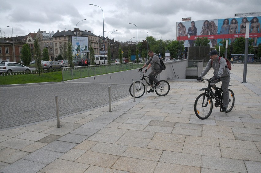 Parking przed Muzeum Narodowym świeci pustkami