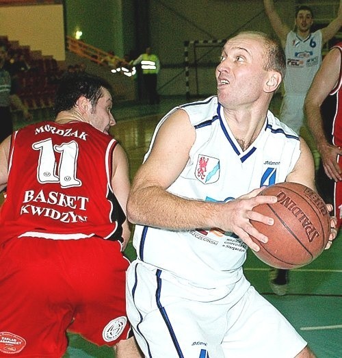 Piotr Nizioł (z piłką) pozostał w Spójni po spadku zespołu z ekstraklasy do I ligi.
