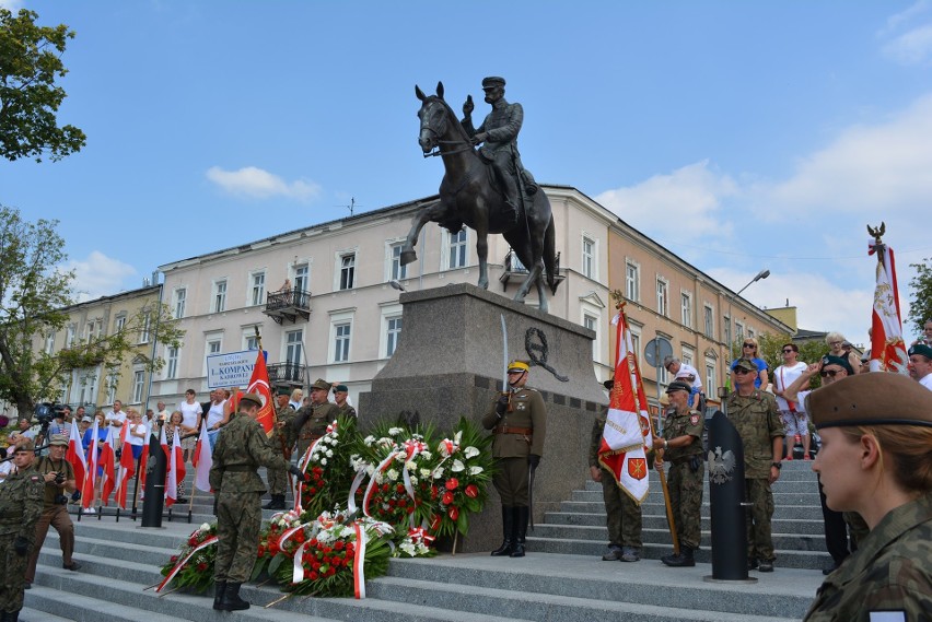 Marsz szlakiem Kadrówki dotarł z Krakowa do Kielc [ZDJĘCIA]