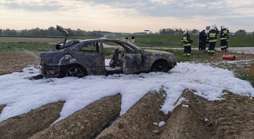 Podkarpacie. Kupili mercedesa i testując maszynę "kręcili bączki". Samochód stanął w ogniu i doszczętnie spłonął (ZOBACZ ZDJĘCIA)