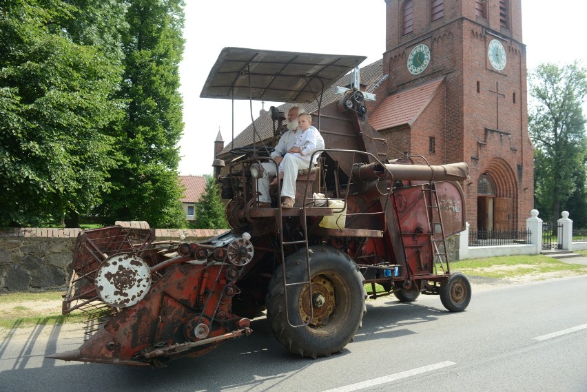 Uwaga, kombajny na szosach! Co wolno maszynom rolniczym podczas żniw?