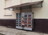 Warzywomat w Opolu. Automat z warzywami i owocami stanął w Groszowicach. Plony wyrosły na polu tuż obok niego