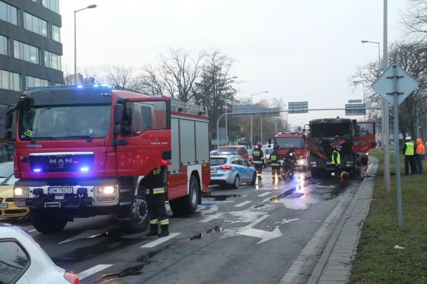 Pożar ciężarówki na skrzyżowaniu Legnickiej i Lotniczej we Wrocławiu