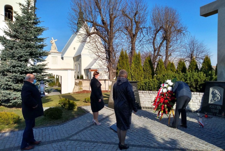 W Ostrowcu i Ćmielowie uczcili pamięć ofiar zbrodni katyńskiej i katastrofy smoleńskiej (ZDJĘCIA)