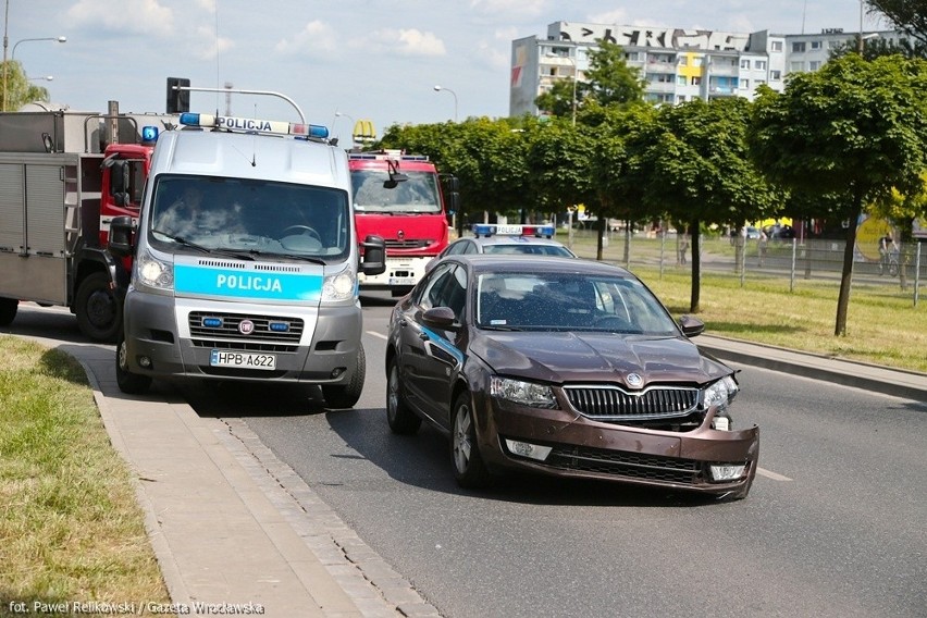 Policjant na motocyklu ucierpiał w wypadku (ZDJĘCIA)